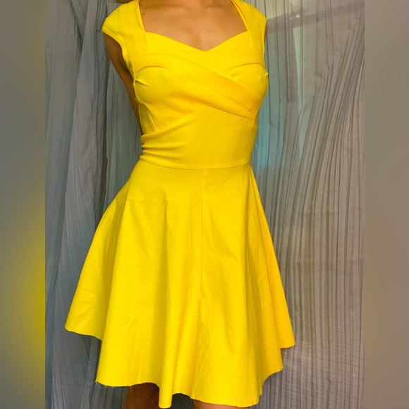 Pretty Yellow mid length dress with a cinched waist - Picture 1 of 4